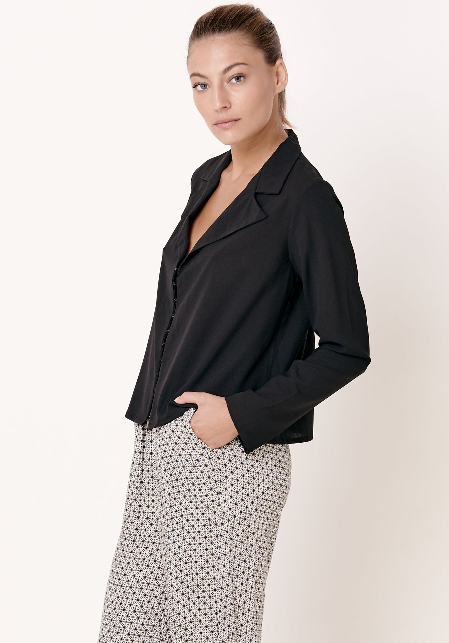 חולצת צווארון - שחור - דגם יפת - US-Fashion.tlv