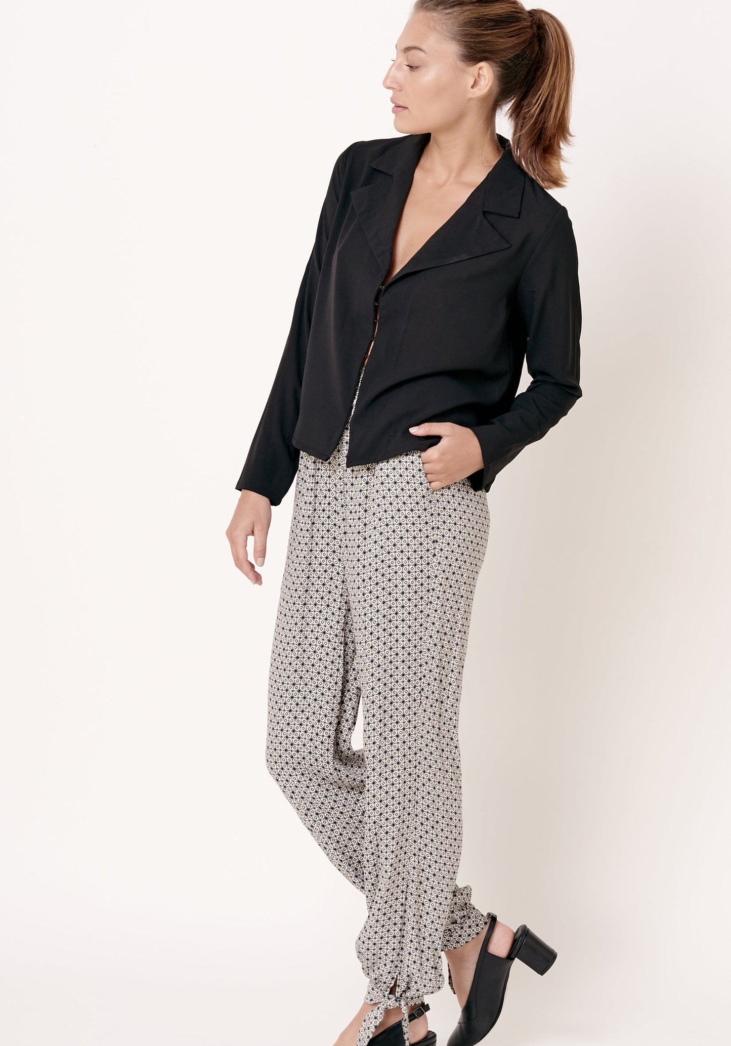 חולצת צווארון - שחור - דגם יפת - US-Fashion.tlv