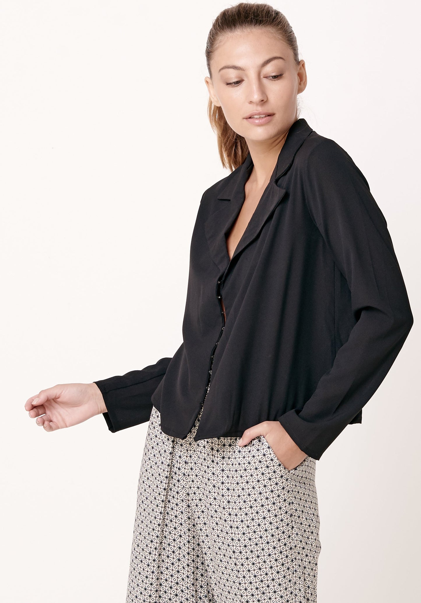 חולצת צווארון - שחור - דגם יפת - US-Fashion.tlv