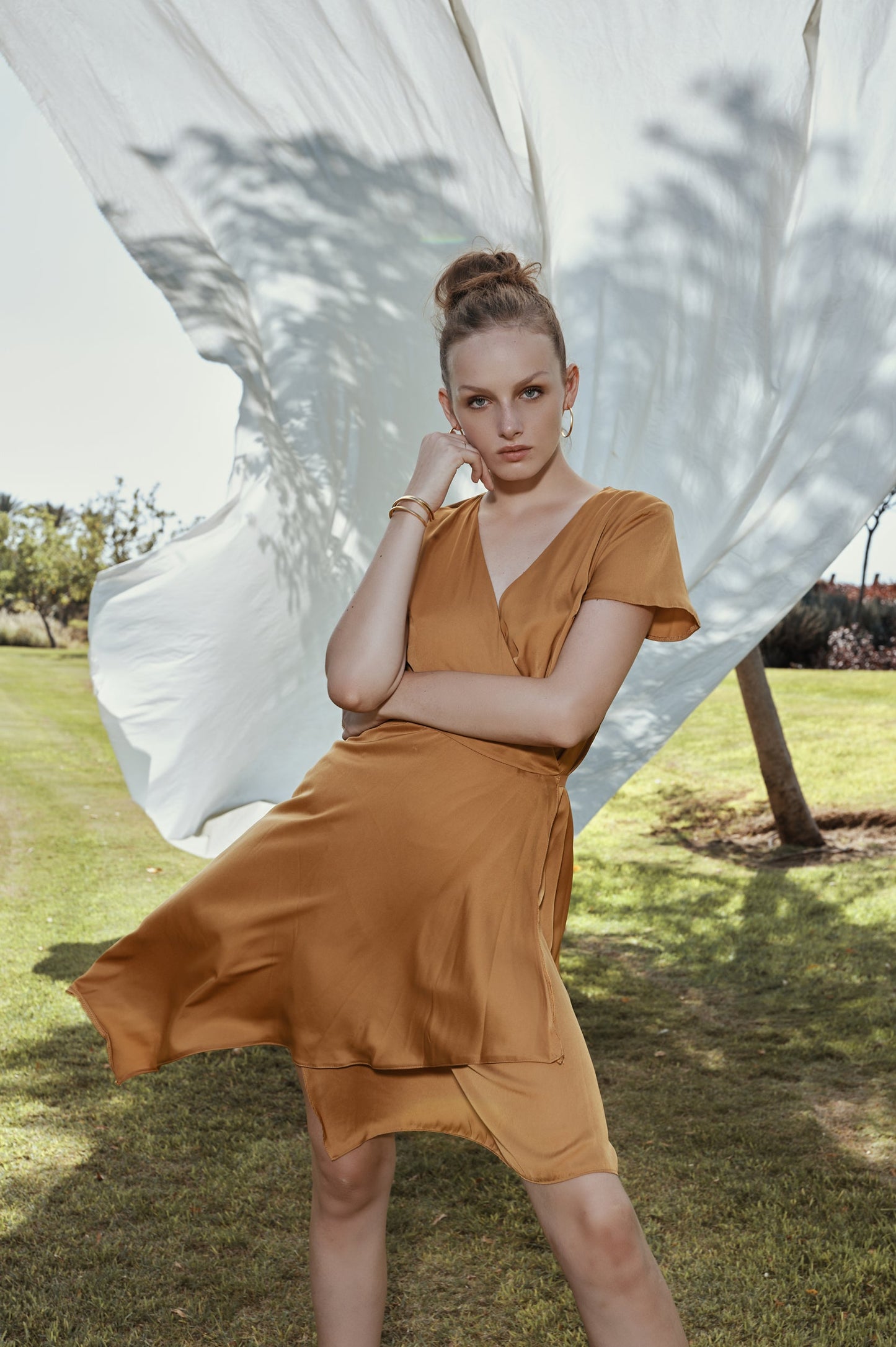 שמלת מעטפת - זהב - דגם אלהמברה - US-Fashion.tlv