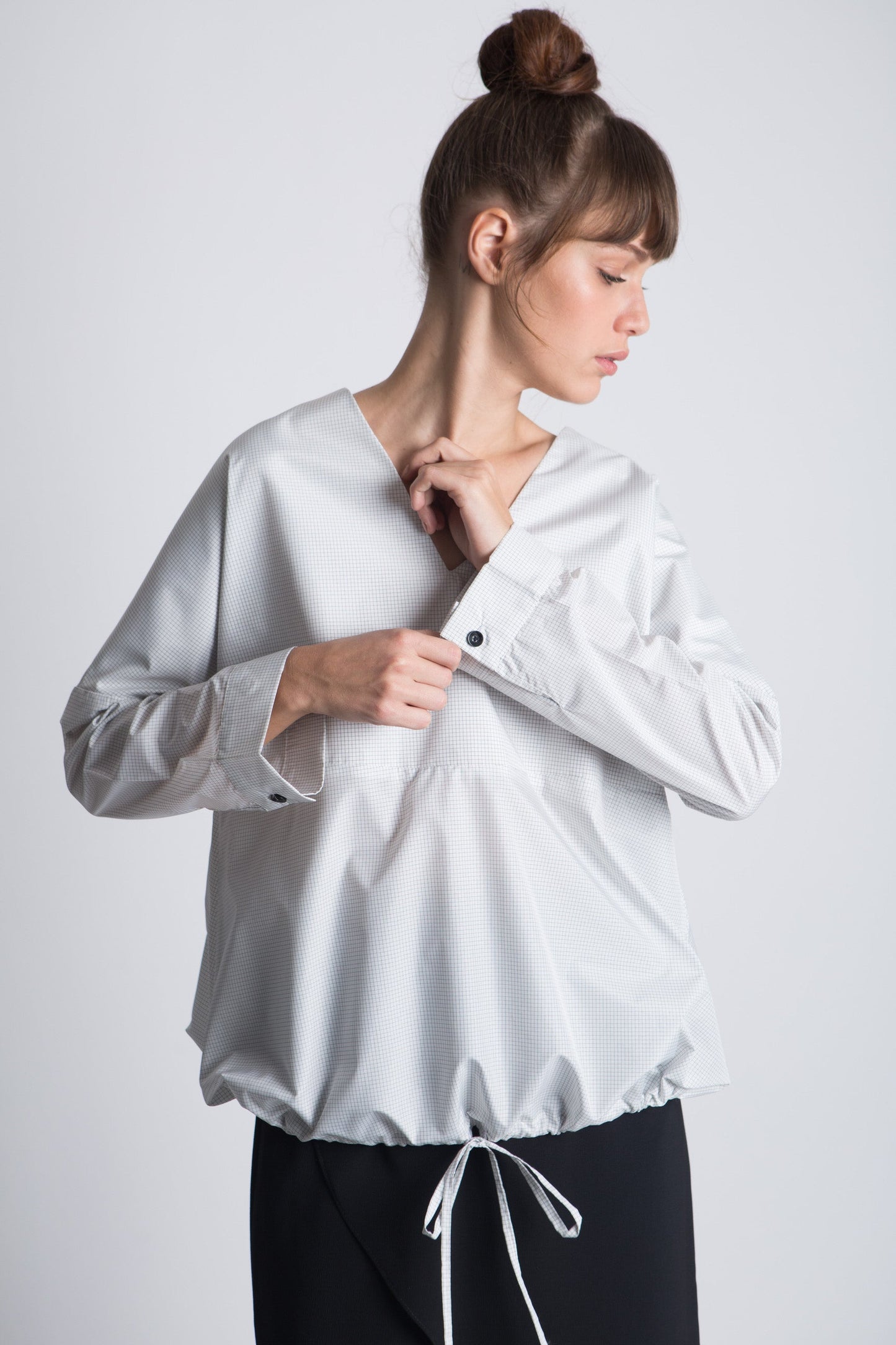 חולצת וי אוברסייז - שחור- דגם טיימס - US-Fashion.tlv