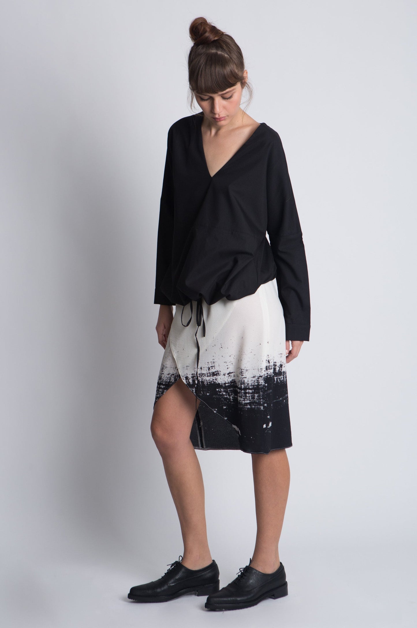 חולצת וי אוברסייז - שחור- דגם טיימס - US-Fashion.tlv