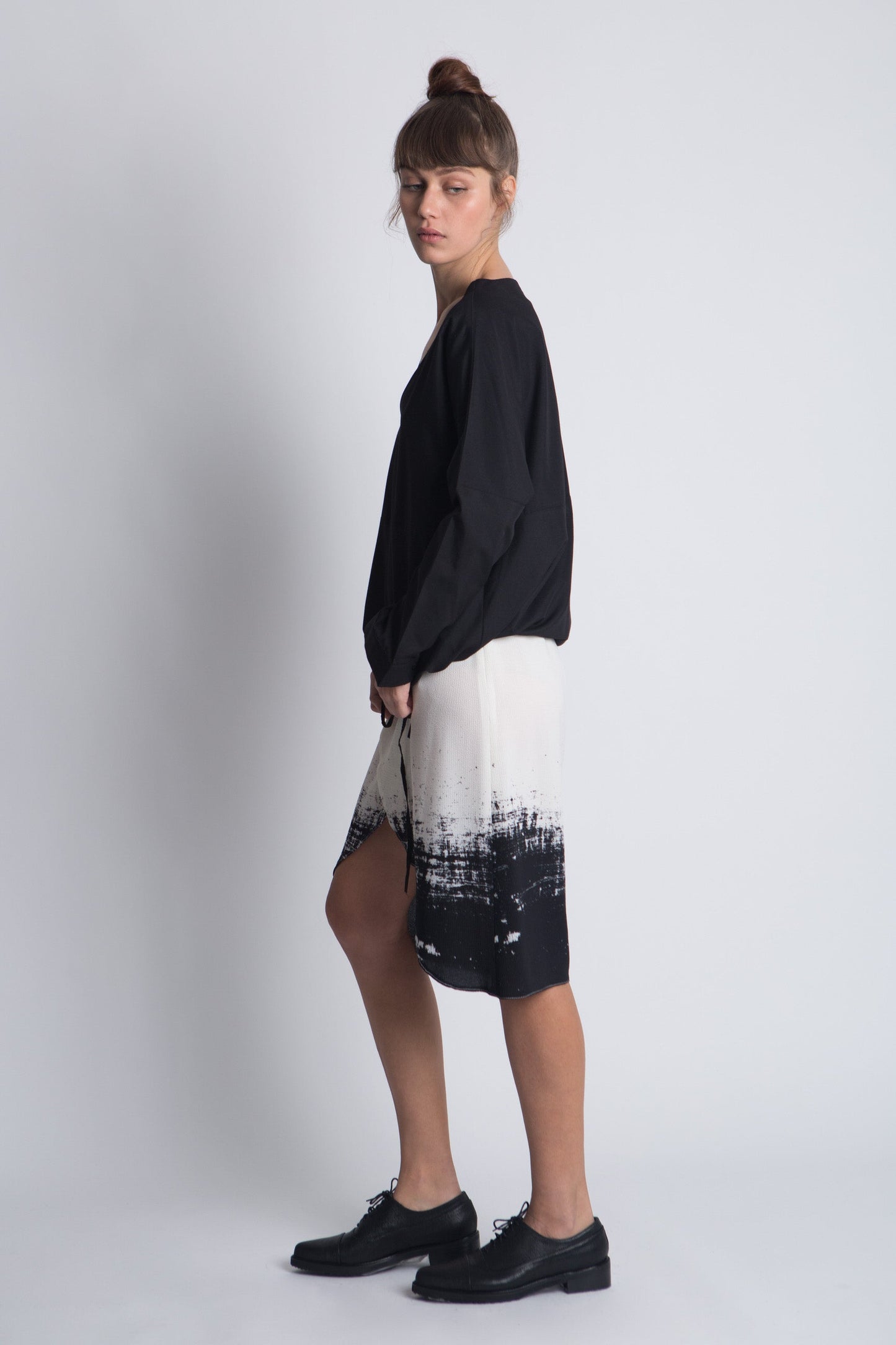 חולצת וי אוברסייז - שחור- דגם טיימס - US-Fashion.tlv