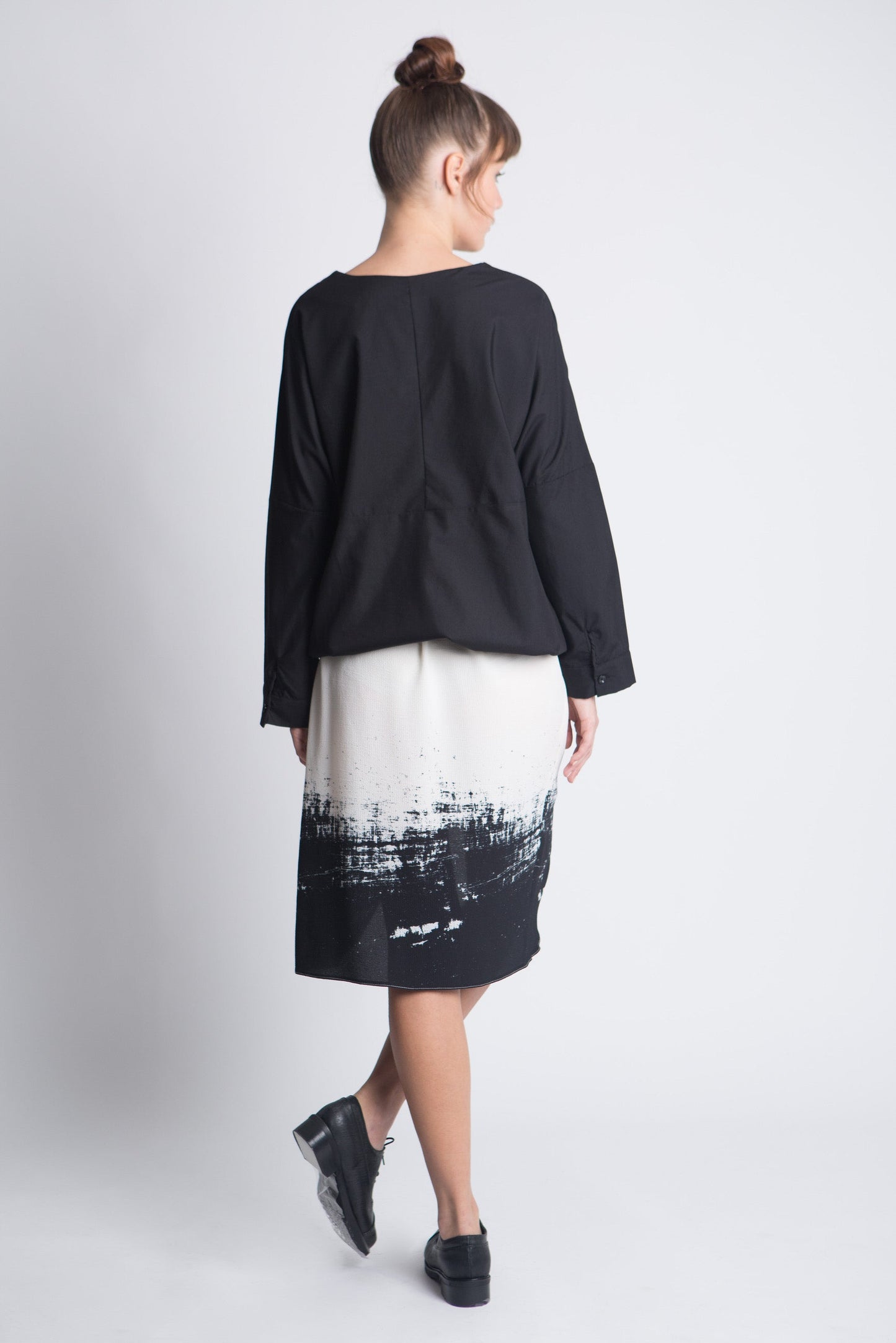 חולצת וי אוברסייז - שחור- דגם טיימס - US-Fashion.tlv