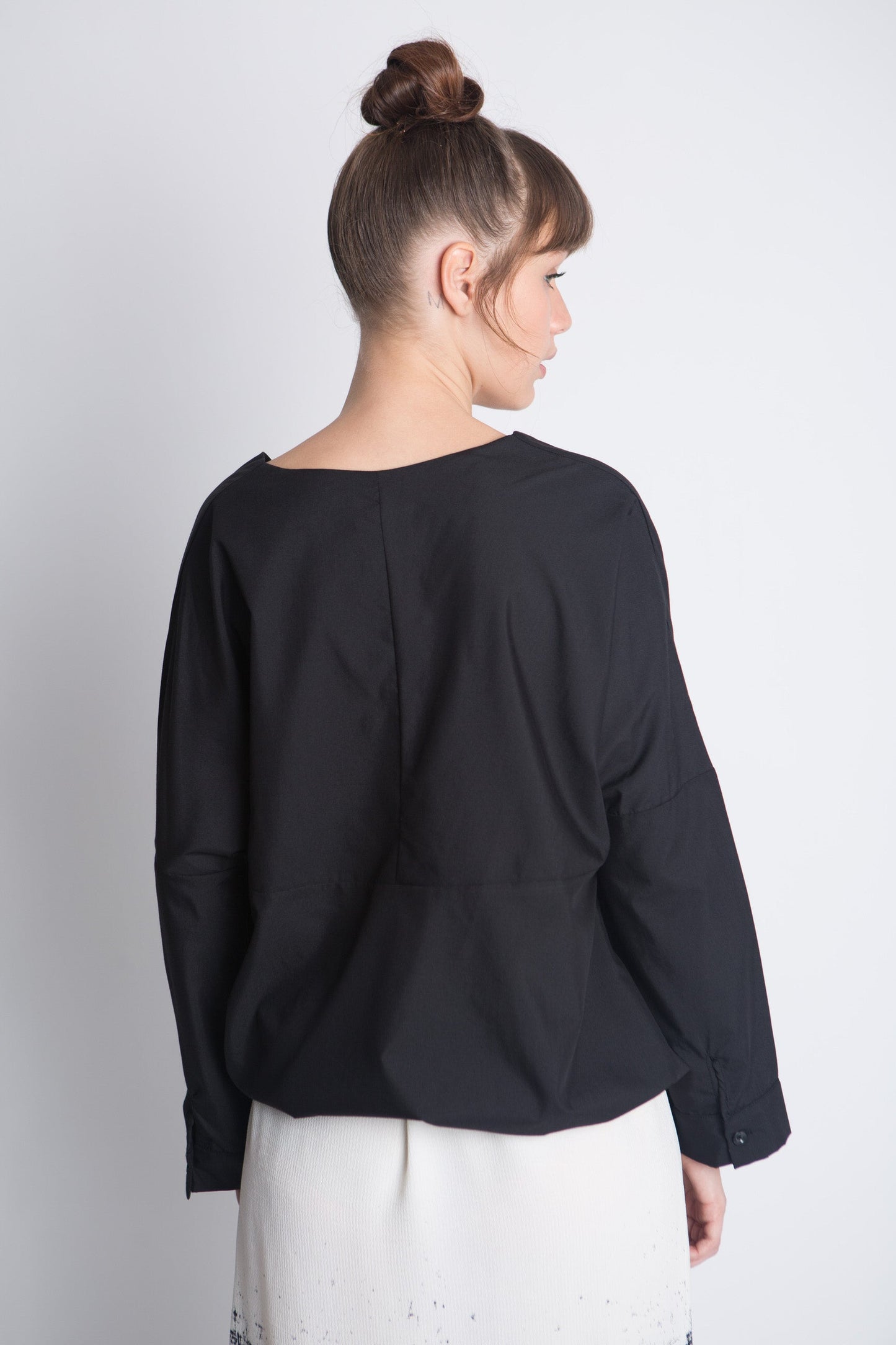חולצת וי אוברסייז - שחור- דגם טיימס - US-Fashion.tlv